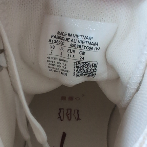 White High-Top Sneakers with Red Roses 🌹 - Picture 9 of 10